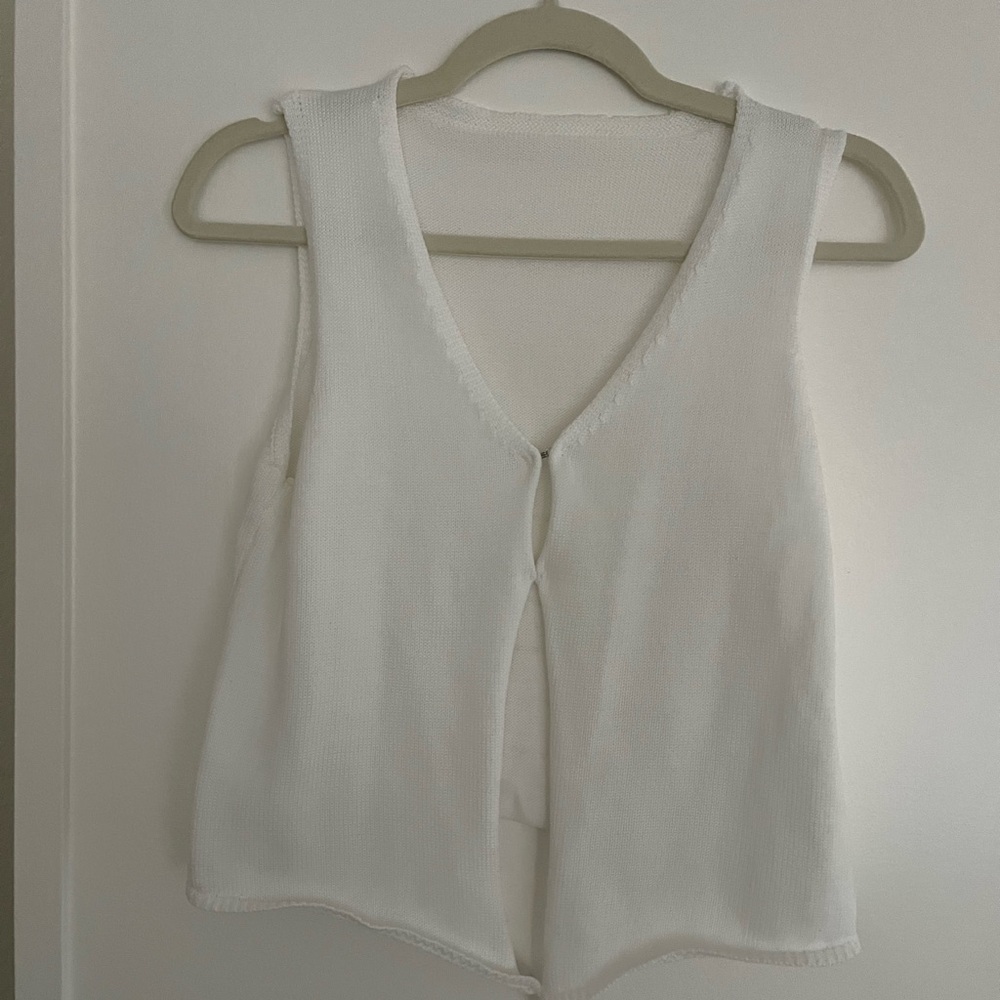Chic White Sleeveless Knit Vest